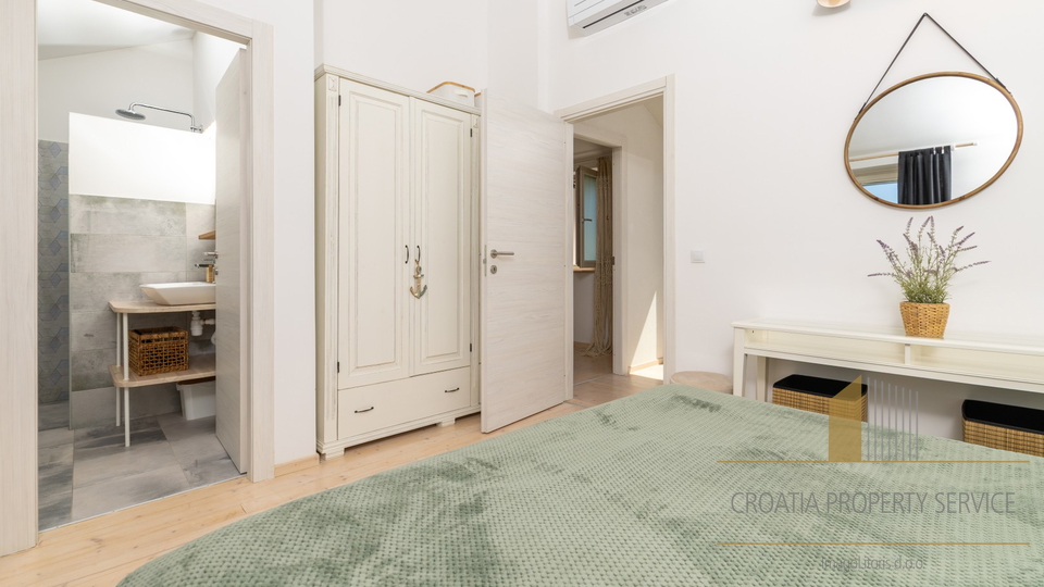 Hvar, Vrboska - nova vila s terasami, bazenom in parkirnim mestom 70 m od morja!