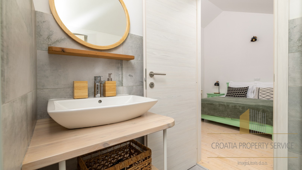 Hvar, Vrboska - nova vila s terasami, bazenom in parkirnim mestom 70 m od morja!