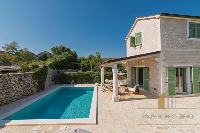 Хвар, Врбоска - новая вилла с террасами, бассейном и парковкой в 70 м от моря!