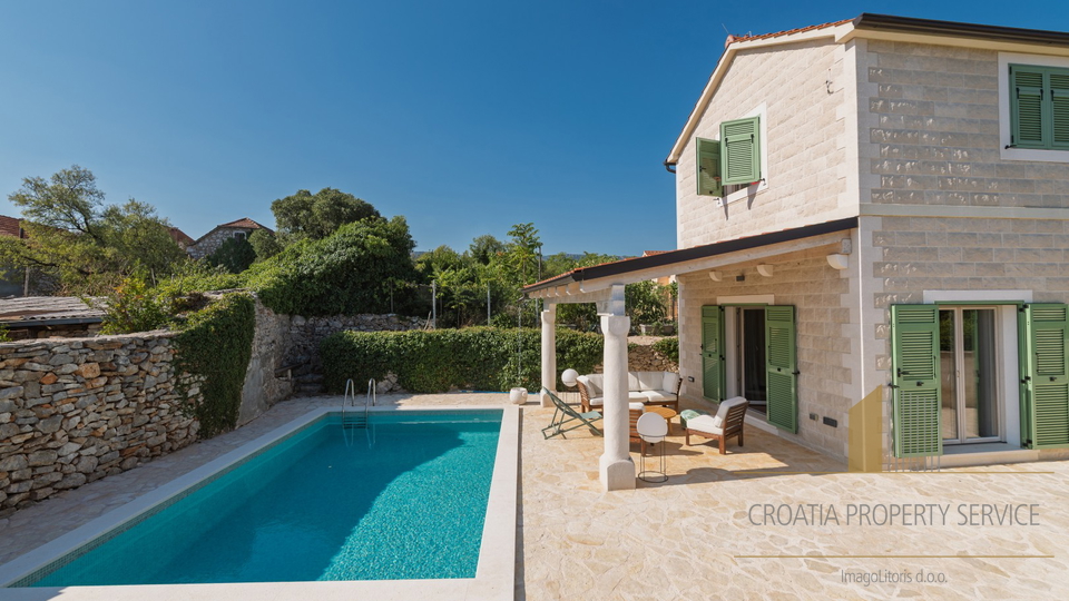 Hvar, Vrboska - nova vila s terasami, bazenom in parkirnim mestom 70 m od morja!