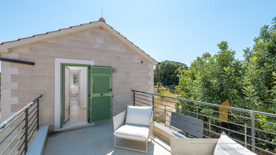 Hvar, Vrboska - nova vila s terasami, bazenom in parkirnim mestom 70 m od morja!