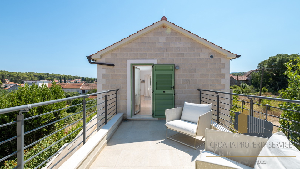 Hvar, Vrboska - nova vila s terasami, bazenom in parkirnim mestom 70 m od morja!