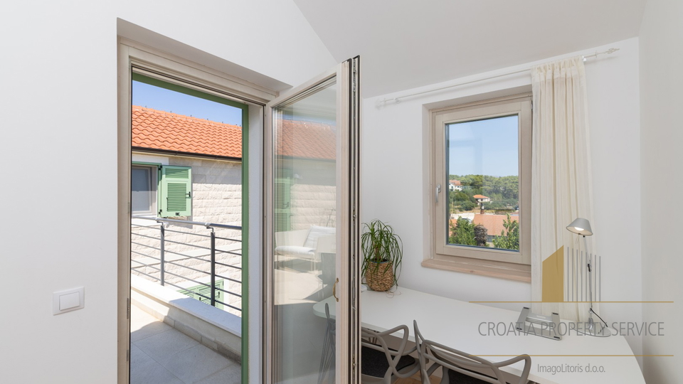 Hvar, Vrboska - nova vila s terasami, bazenom in parkirnim mestom 70 m od morja!