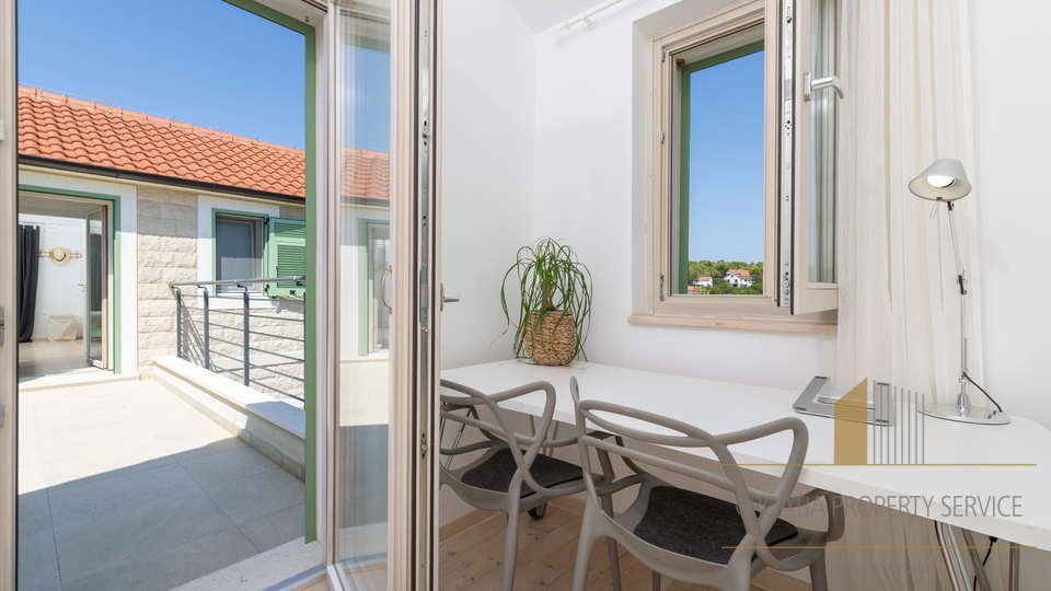 Hvar, Vrboska - nova vila s terasami, bazenom in parkirnim mestom 70 m od morja!