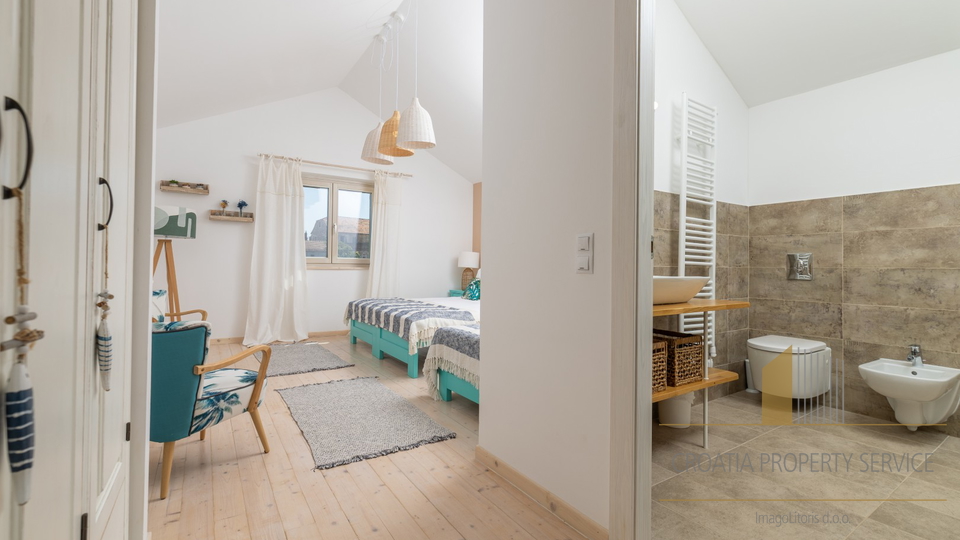 Hvar, Vrboska - nova vila s terasami, bazenom in parkirnim mestom 70 m od morja!