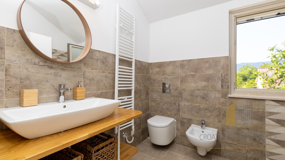 Hvar, Vrboska - nova vila s terasami, bazenom in parkirnim mestom 70 m od morja!