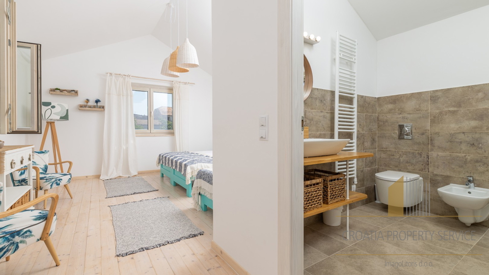 Hvar, Vrboska - nova vila s terasami, bazenom in parkirnim mestom 70 m od morja!