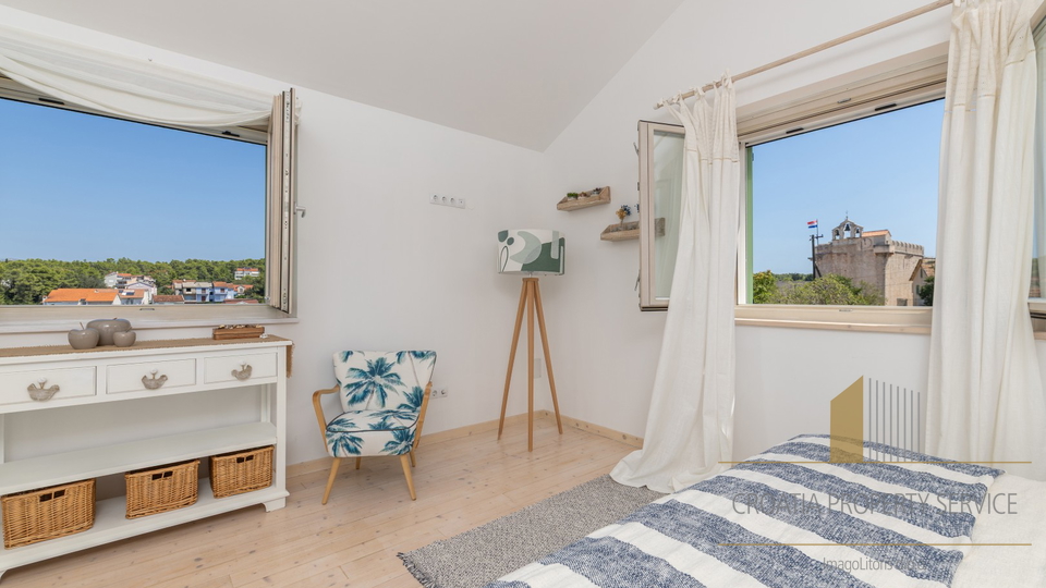 Hvar, Vrboska - nova vila s terasami, bazenom in parkirnim mestom 70 m od morja!