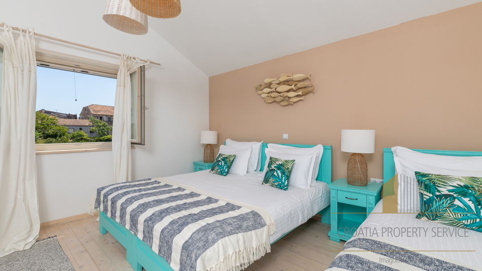 Hvar, Vrboska - nova vila s terasami, bazenom in parkirnim mestom 70 m od morja!