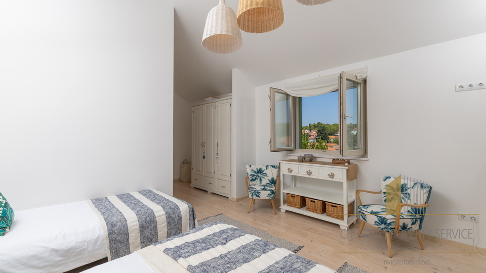 Hvar, Vrboska - nova vila s terasami, bazenom in parkirnim mestom 70 m od morja!