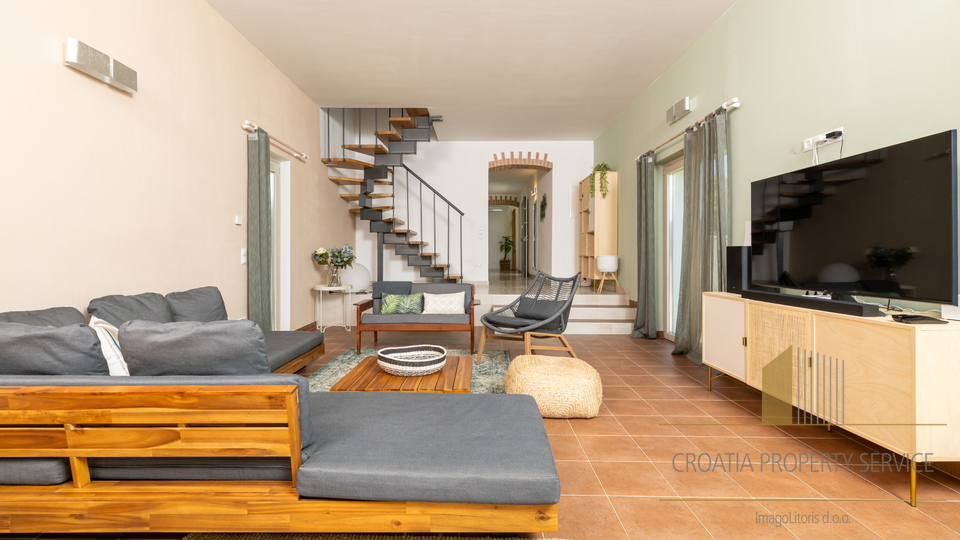 Hvar, Vrboska - nova vila s terasami, bazenom in parkirnim mestom 70 m od morja!