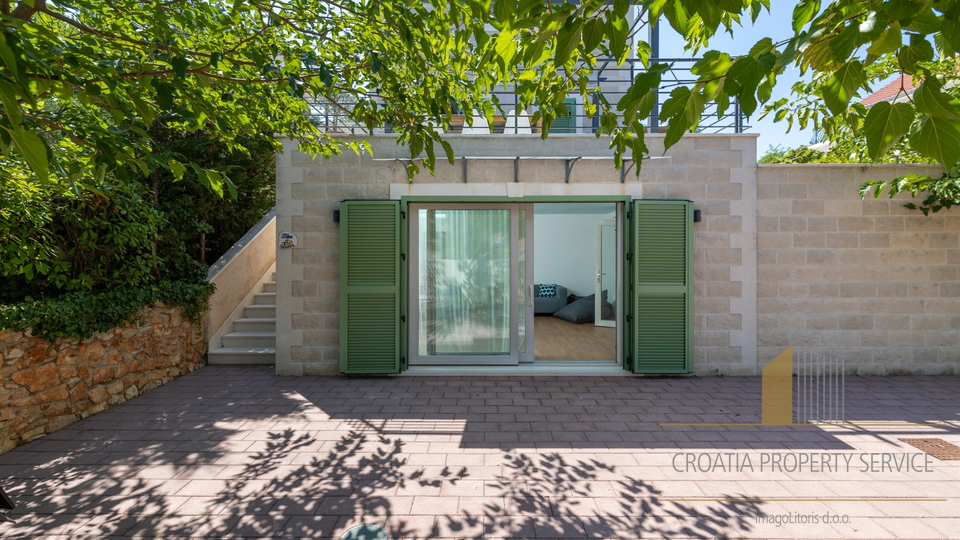 Hvar, Vrboska - nova vila s terasami, bazenom in parkirnim mestom 70 m od morja!