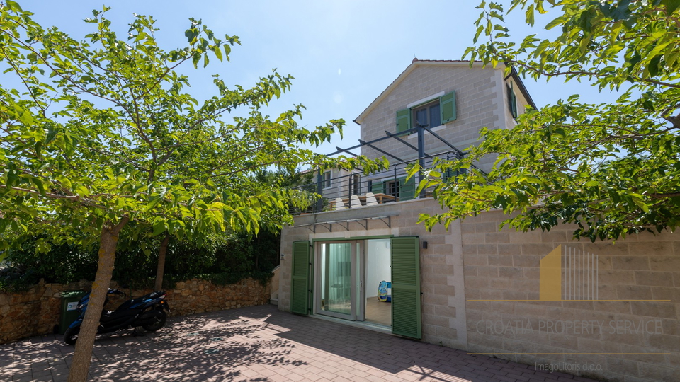 Hvar, Vrboska - nova vila s terasami, bazenom in parkirnim mestom 70 m od morja!