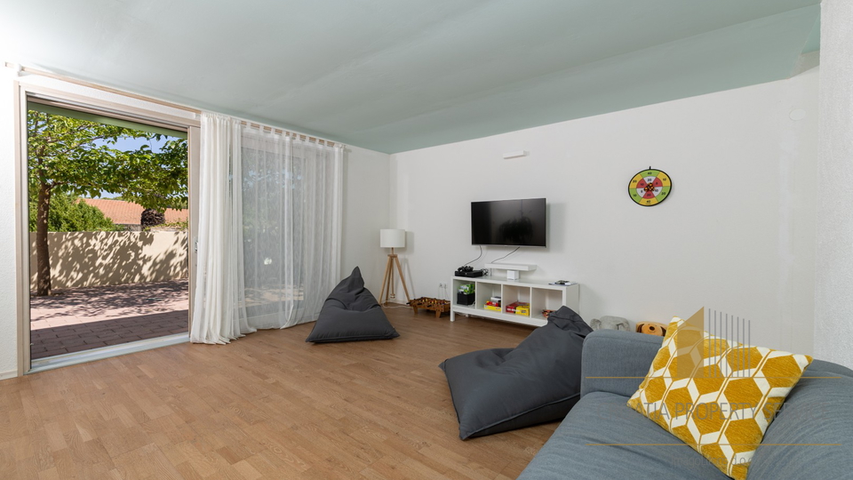 Hvar, Vrboska - nova vila s terasami, bazenom in parkirnim mestom 70 m od morja!