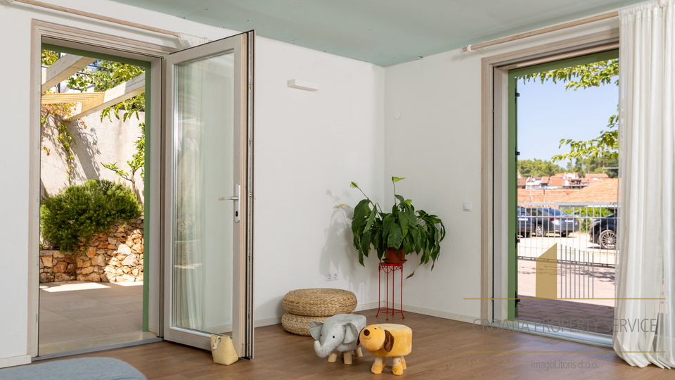 Hvar, Vrboska - nova vila s terasami, bazenom in parkirnim mestom 70 m od morja!