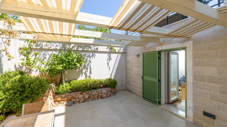 Hvar, Vrboska - nova vila s terasami, bazenom in parkirnim mestom 70 m od morja!