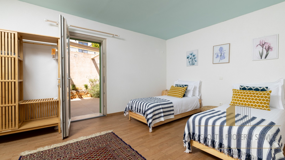 Hvar, Vrboska - nova vila s terasami, bazenom in parkirnim mestom 70 m od morja!