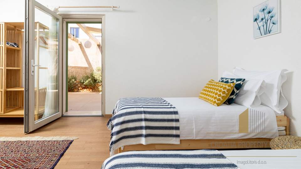 Hvar, Vrboska - nova vila s terasami, bazenom in parkirnim mestom 70 m od morja!