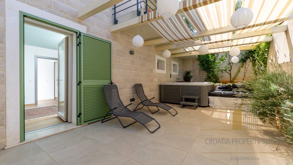 Hvar, Vrboska - nova vila s terasami, bazenom in parkirnim mestom 70 m od morja!