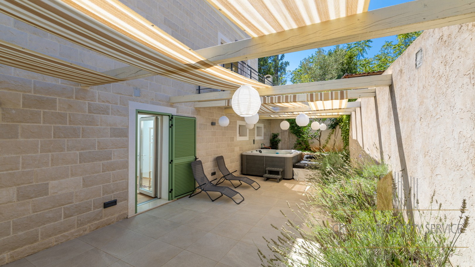 Hvar, Vrboska - nova vila s terasami, bazenom in parkirnim mestom 70 m od morja!