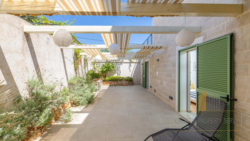 Hvar, Vrboska - nova vila s terasami, bazenom in parkirnim mestom 70 m od morja!