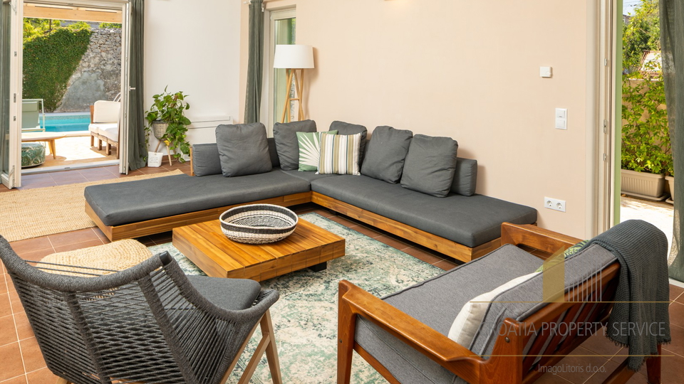 Hvar, Vrboska - nova vila s terasami, bazenom in parkirnim mestom 70 m od morja!