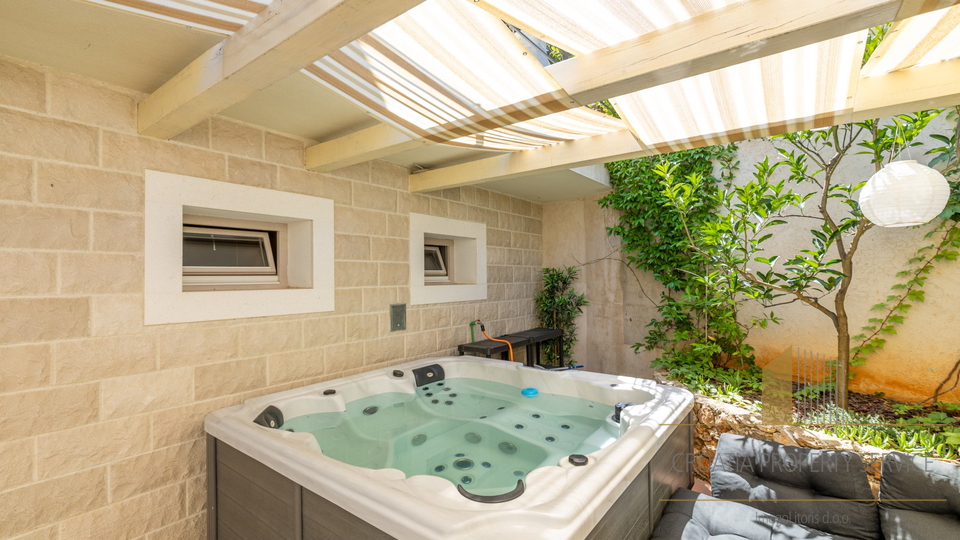 Hvar, Vrboska - nova vila s terasami, bazenom in parkirnim mestom 70 m od morja!