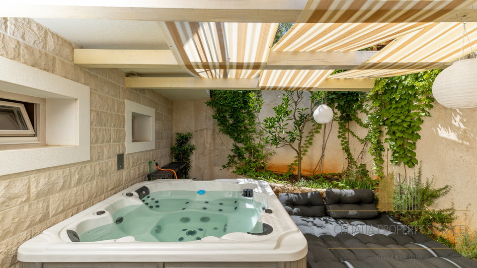 Hvar, Vrboska - nova vila s terasami, bazenom in parkirnim mestom 70 m od morja!