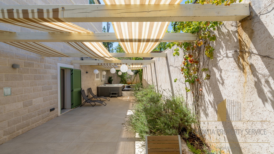 Hvar, Vrboska - nova vila s terasami, bazenom in parkirnim mestom 70 m od morja!