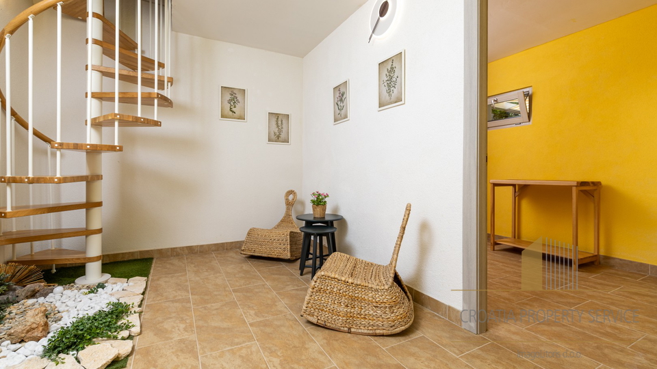 Hvar, Vrboska - nova vila s terasami, bazenom in parkirnim mestom 70 m od morja!