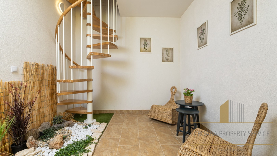 Hvar, Vrboska - nova vila s terasami, bazenom in parkirnim mestom 70 m od morja!