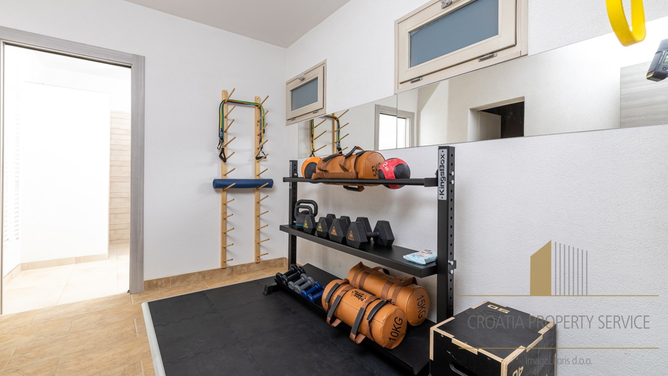 Hvar, Vrboska - nova vila s terasami, bazenom in parkirnim mestom 70 m od morja!