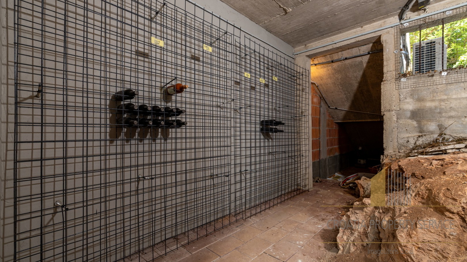 Hvar, Vrboska - nova vila s terasami, bazenom in parkirnim mestom 70 m od morja!