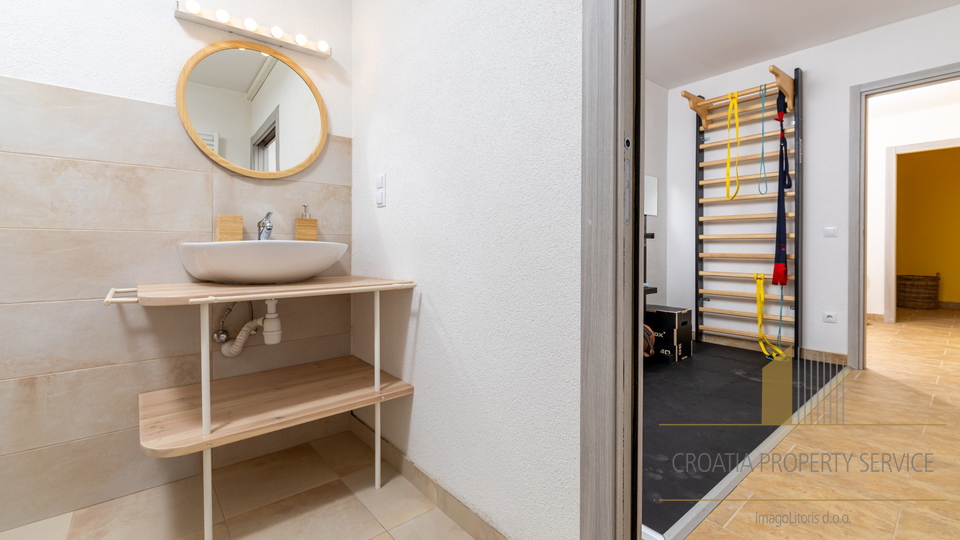 Hvar, Vrboska - nova vila s terasami, bazenom in parkirnim mestom 70 m od morja!