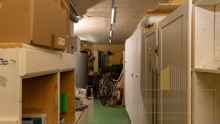 Hvar, Vrboska - nova vila s terasami, bazenom in parkirnim mestom 70 m od morja!