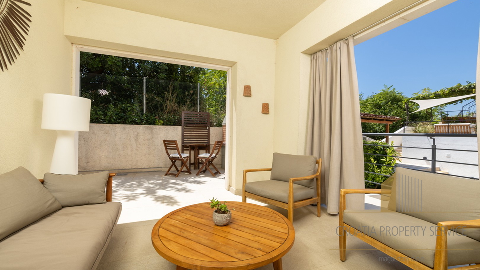 Hvar, Vrboska - nova vila s terasami, bazenom in parkirnim mestom 70 m od morja!