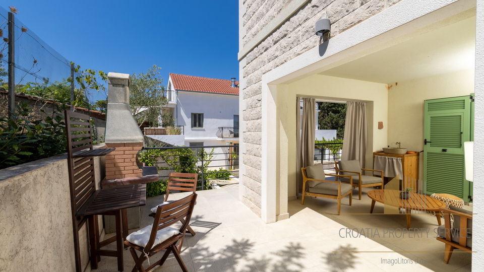 Hvar, Vrboska - nova vila s terasami, bazenom in parkirnim mestom 70 m od morja!