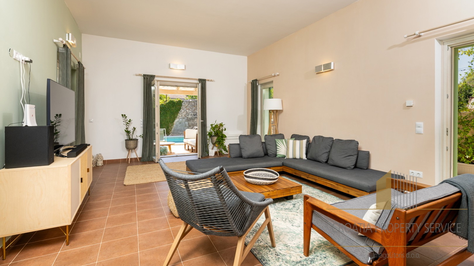 Hvar, Vrboska - nova vila s terasami, bazenom in parkirnim mestom 70 m od morja!