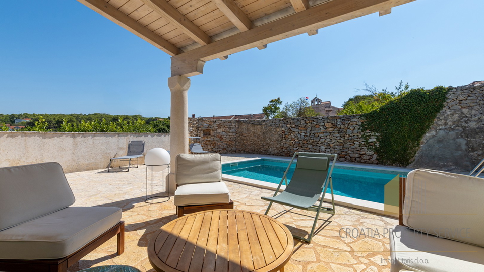 Hvar, Vrboska - nova vila s terasami, bazenom in parkirnim mestom 70 m od morja!