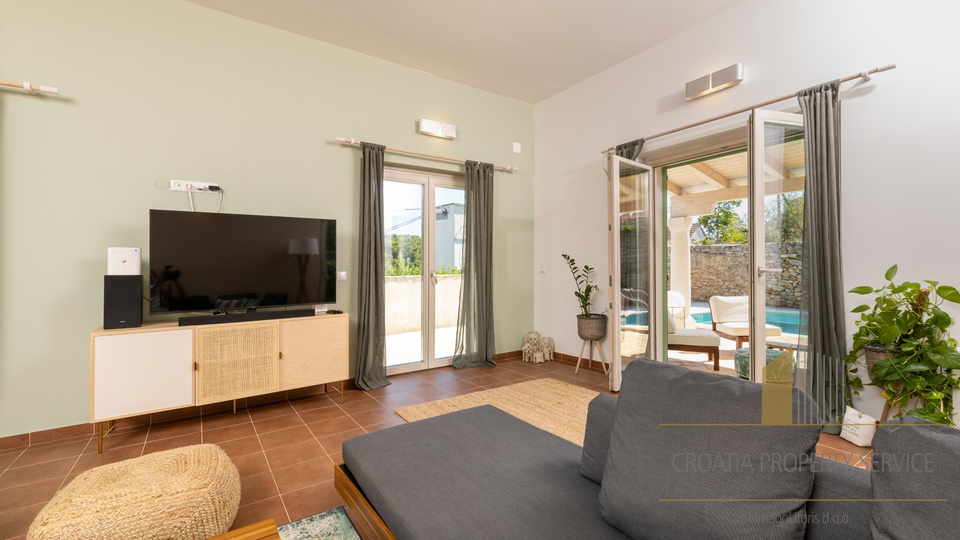 Hvar, Vrboska - nova vila s terasami, bazenom in parkirnim mestom 70 m od morja!