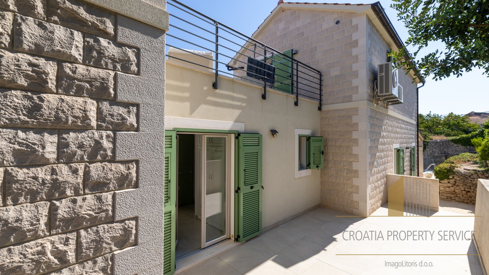 Hvar, Vrboska - nova vila s terasami, bazenom in parkirnim mestom 70 m od morja!