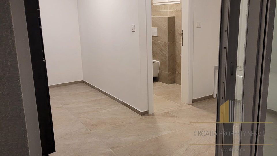 Moderna vila s ogrevanim bazenom le samo 400 m od morja na otoku Viru!