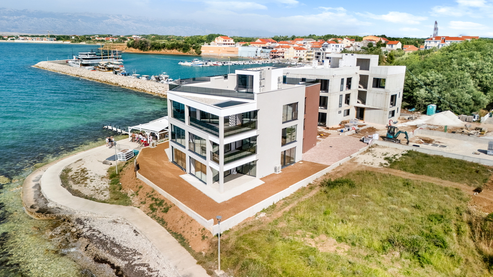 Luxury two-story apartment with garden&comma; first row to the beach &ndash; Privlaka&excl;