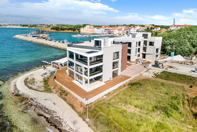 Luxuriöse Wohnung mit Garten an exklusiver Lage in erster Reihe zum Strand – Privlaka!
