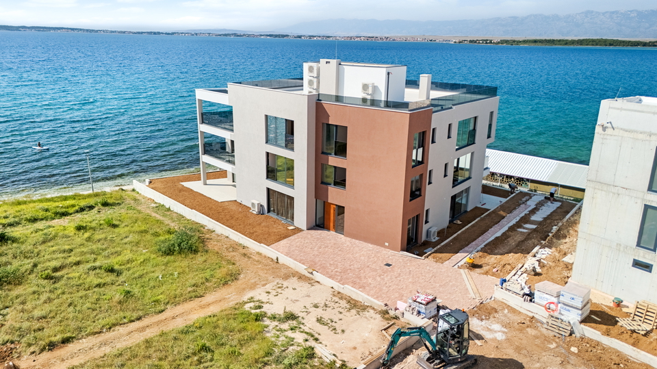 Luksuzni penthouse v novogradnji v prvem vrsti do pla&zcaron;e &ndash; Privlaka&excl;