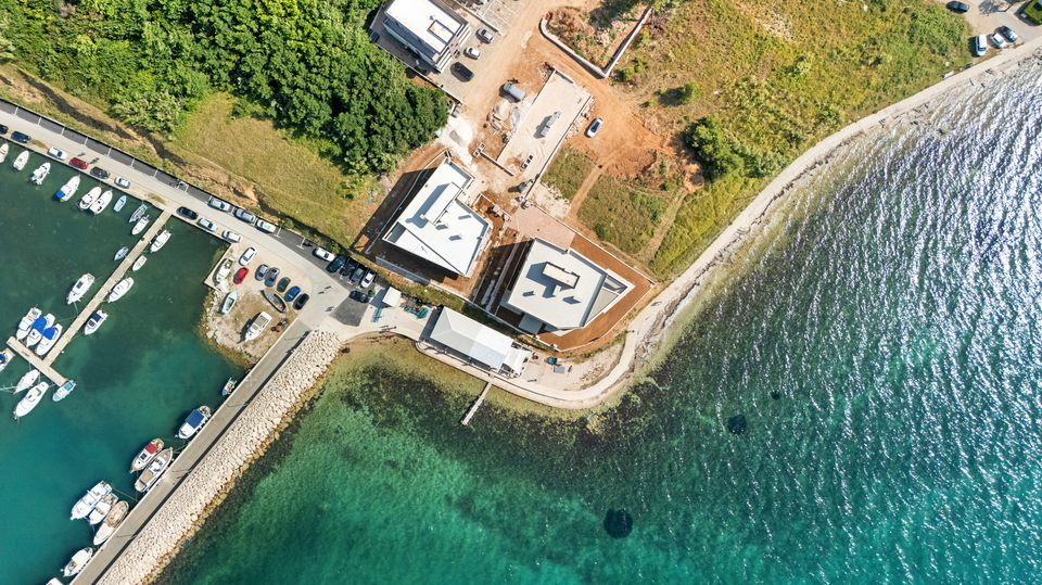 Luxury two-story apartment with garden&comma; first row to the beach &ndash; Privlaka&excl;