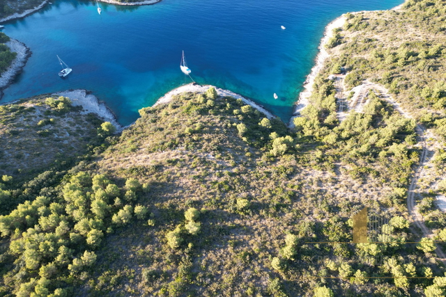 Agricultural land first row by the sea, 14,000 m² - Island of Hvar!