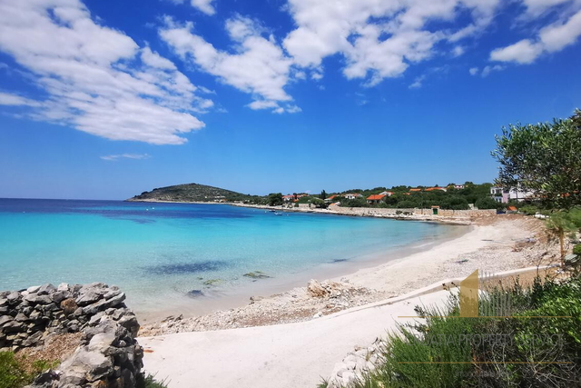 Occasione! Casa allo stato grezzo a Drvenik Mali - a 150 m dal mare!