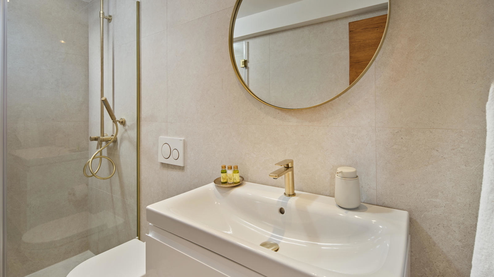 Einzigartiges luxuri&ouml;ses Haus in erster Meereslinie im Herzen von Ka&scaron;tel Novi&excl;