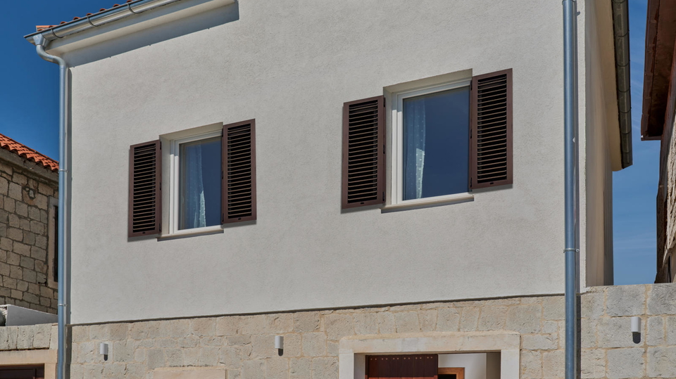 Einzigartiges luxuri&ouml;ses Haus in erster Meereslinie im Herzen von Ka&scaron;tel Novi&excl;